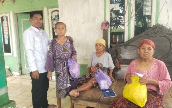 Ketua PWGK-Kresek Door to Door Bagikan Bingkisan Lebaran untuk Lansia di Desa Sidoko