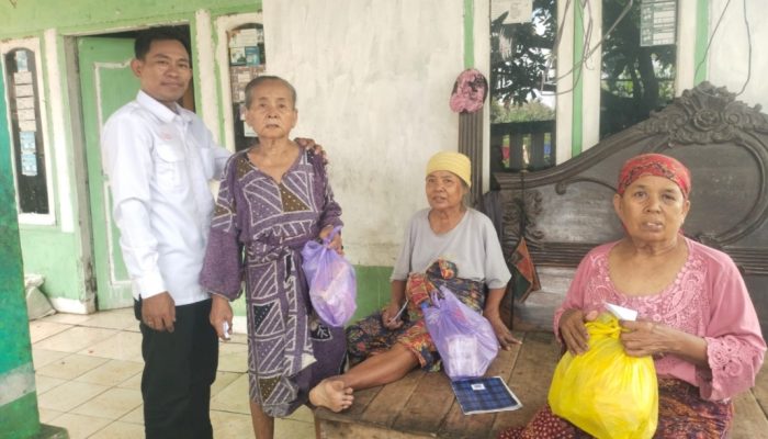 Ketua PWGK-Kresek Door to Door Bagikan Bingkisan Lebaran untuk Lansia di Desa Sidoko