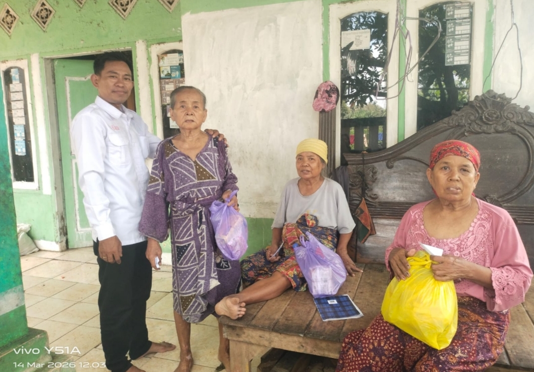 Ketua PWGK-Kresek Door to Door Bagikan Bingkisan Lebaran untuk Lansia di Desa Sidoko