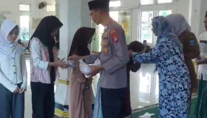 Polisi Sahabat Yatim: Bripka Roby Santuni 55 Anak Yatim dan Jompo di Desa Ketos Kec.Kibin, Serang Banten