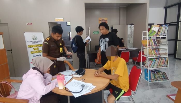 Berkas P-21, Polsek Cikande Limpahkan Tersangka Curanmor ke Kejari Serang