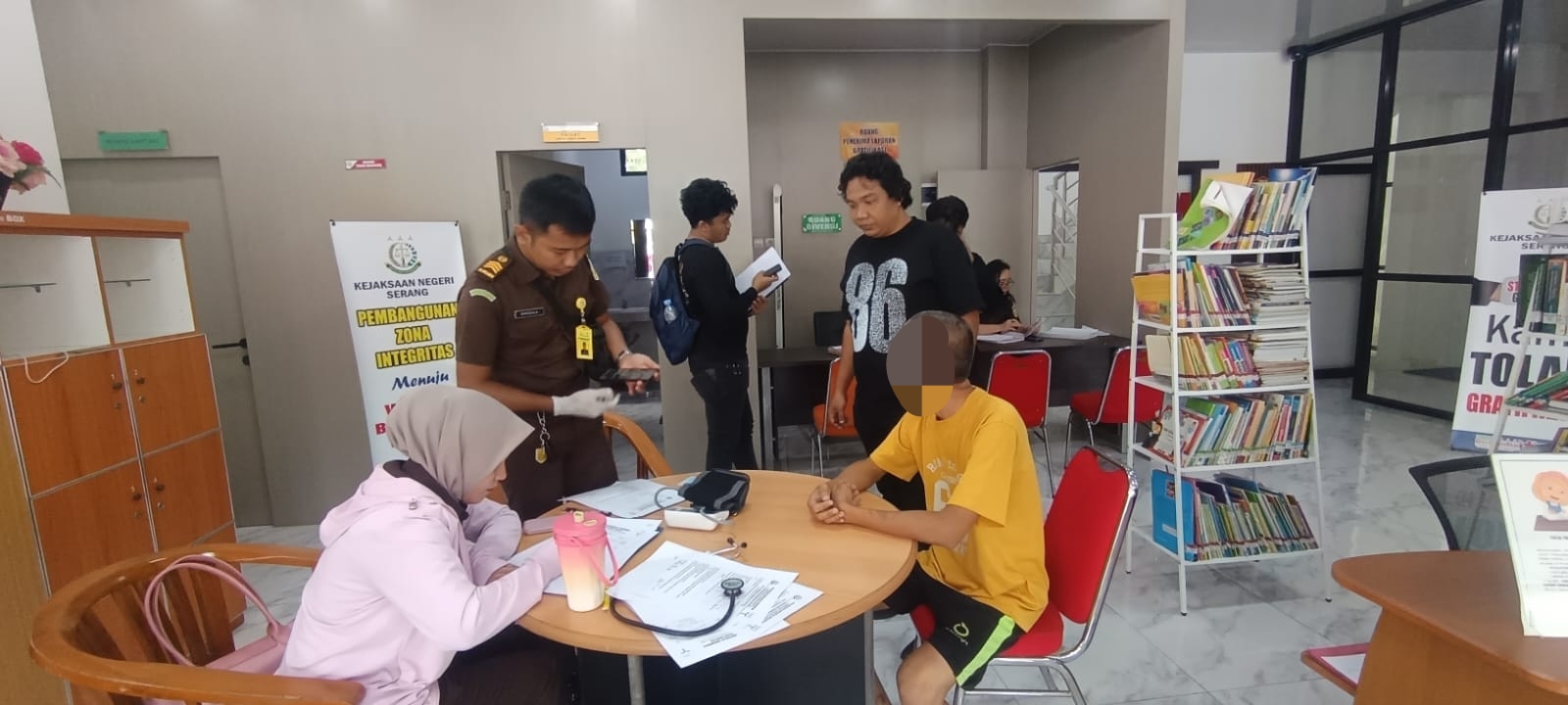 Berkas P-21, Polsek Cikande Limpahkan Tersangka Curanmor ke Kejari Serang