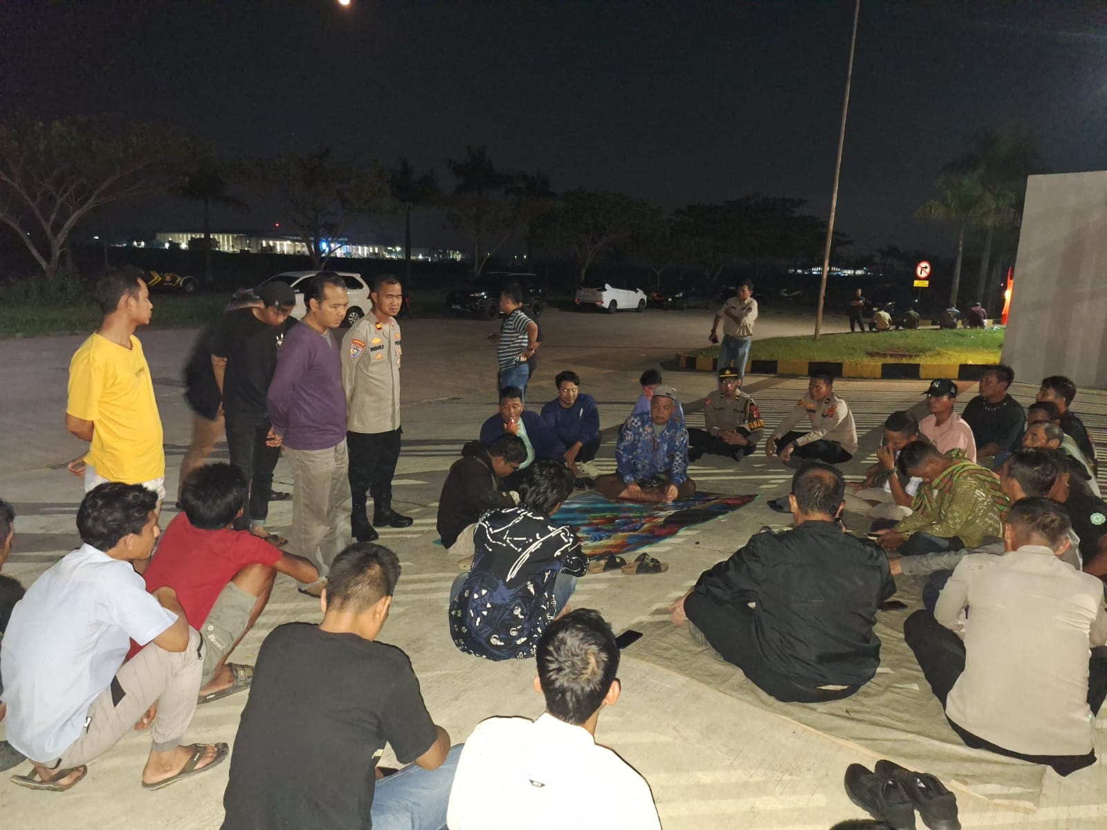 Warga Kepung Pabrik di Cikande: Tuntutan Limbah dan Rekrutmen Memanas, Mediasi Berakhir Tengah Malam