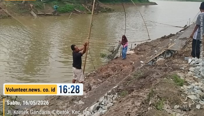 Viral! Cara Unik Warga Tangerang Tangkap Ikan Tanpa Umpan di Situ Patrasana