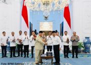 Prabowo Panggil Tim Reformasi Polri ke Istana, 10 Buku Rekomendasi Diserahkan
