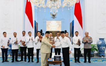 Prabowo Panggil Tim Reformasi Polri ke Istana, 10 Buku Rekomendasi Diserahkan