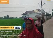 Kisah Haru Warga Cibetok, Seorang ibu Panggul Beras Bantuan Pangan di Atas Kepala Demi Keluarga di Rumah