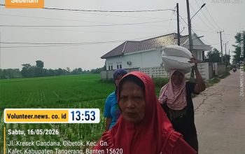 Kisah Haru Warga Cibetok, Seorang ibu Panggul Beras Bantuan Pangan di Atas Kepala Demi Keluarga di Rumah