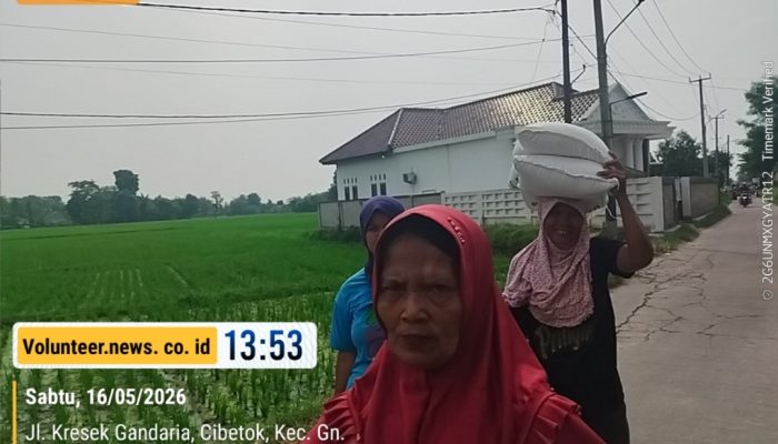 Kisah Haru Warga Cibetok, Seorang ibu Panggul Beras Bantuan Pangan di Atas Kepala Demi Keluarga di Rumah
