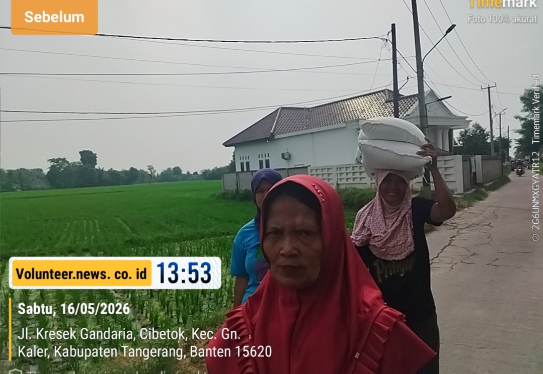 Kisah Haru Warga Cibetok, Seorang ibu Panggul Beras Bantuan Pangan di Atas Kepala Demi Keluarga di Rumah